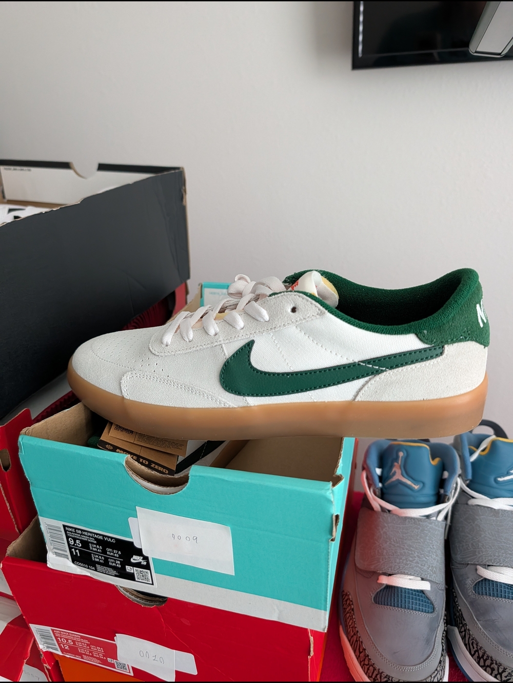 Nike White and Dark Green Low-Top Skate Sneakers with Gum Sole NWOT